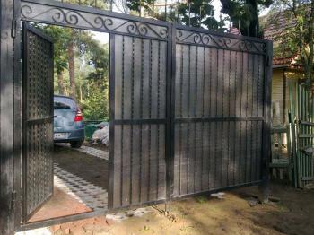 Сравнение накладной и встроенной калитки распашных ворот 